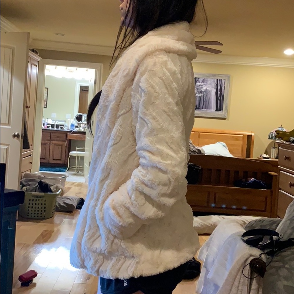 Beautiful faux fur jacket. Cream in color. - Picture 2 of 4